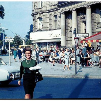 Street scene at the corner of Uhlandstr. and Kurfürstendamm.